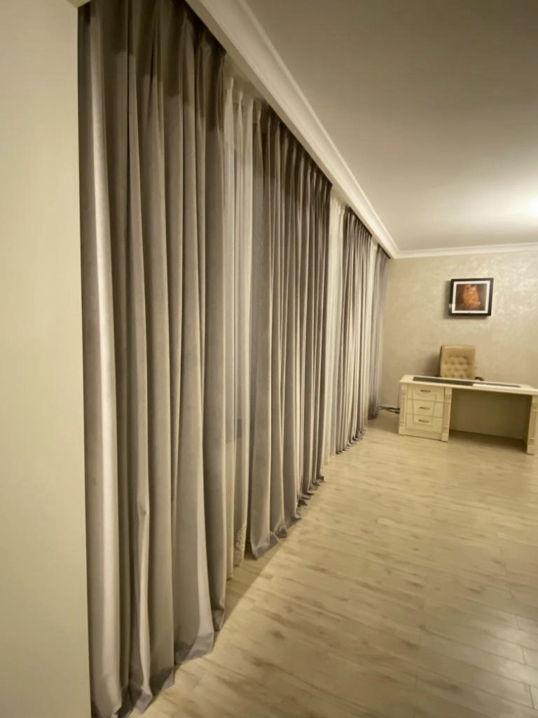 Серые бархатные шторы для гостиной 2