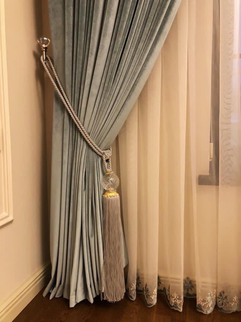 Бархатные шторы с подхватами