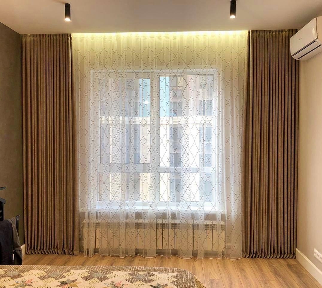 Шторы коричневые с тюлем 1