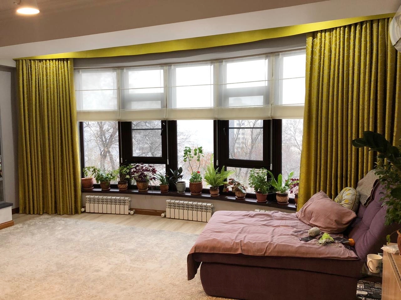 Шторы золотисто-салатовые портьеры и светлые римские