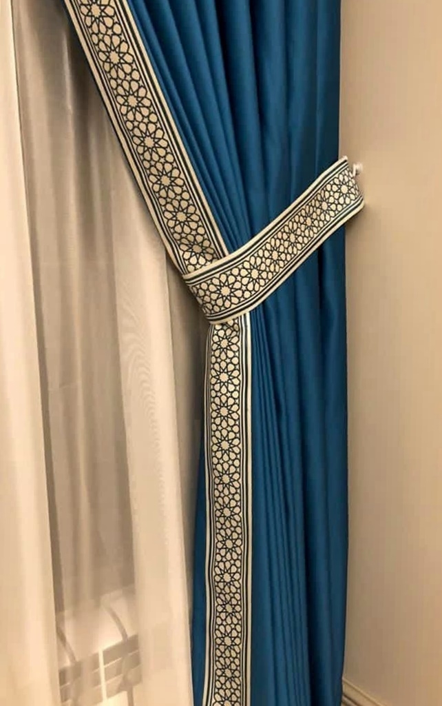 Портьера синяя с тесьмой и подхватом 1