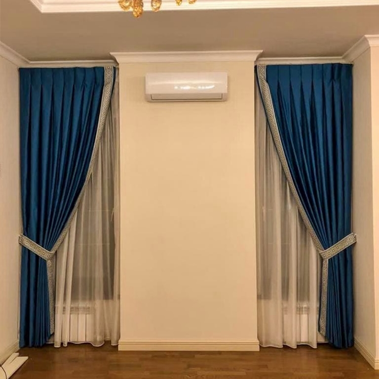 Портьеры синие с тесьмой и подхватами 2