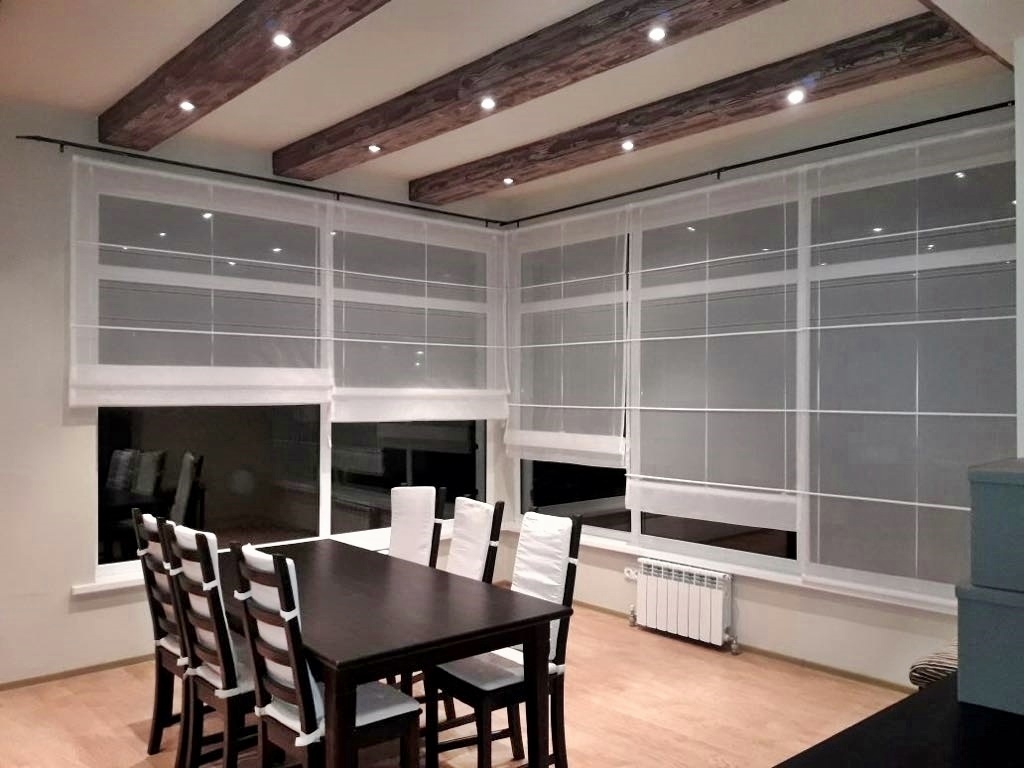 Шторы римские из белого тюля в гостиную