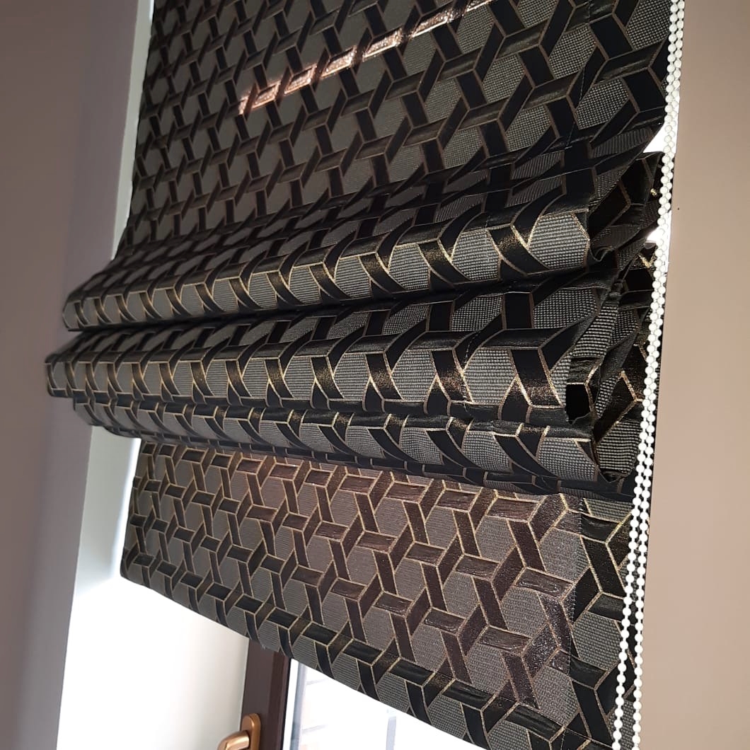 Шторы римские темные с геометрическим рисунком