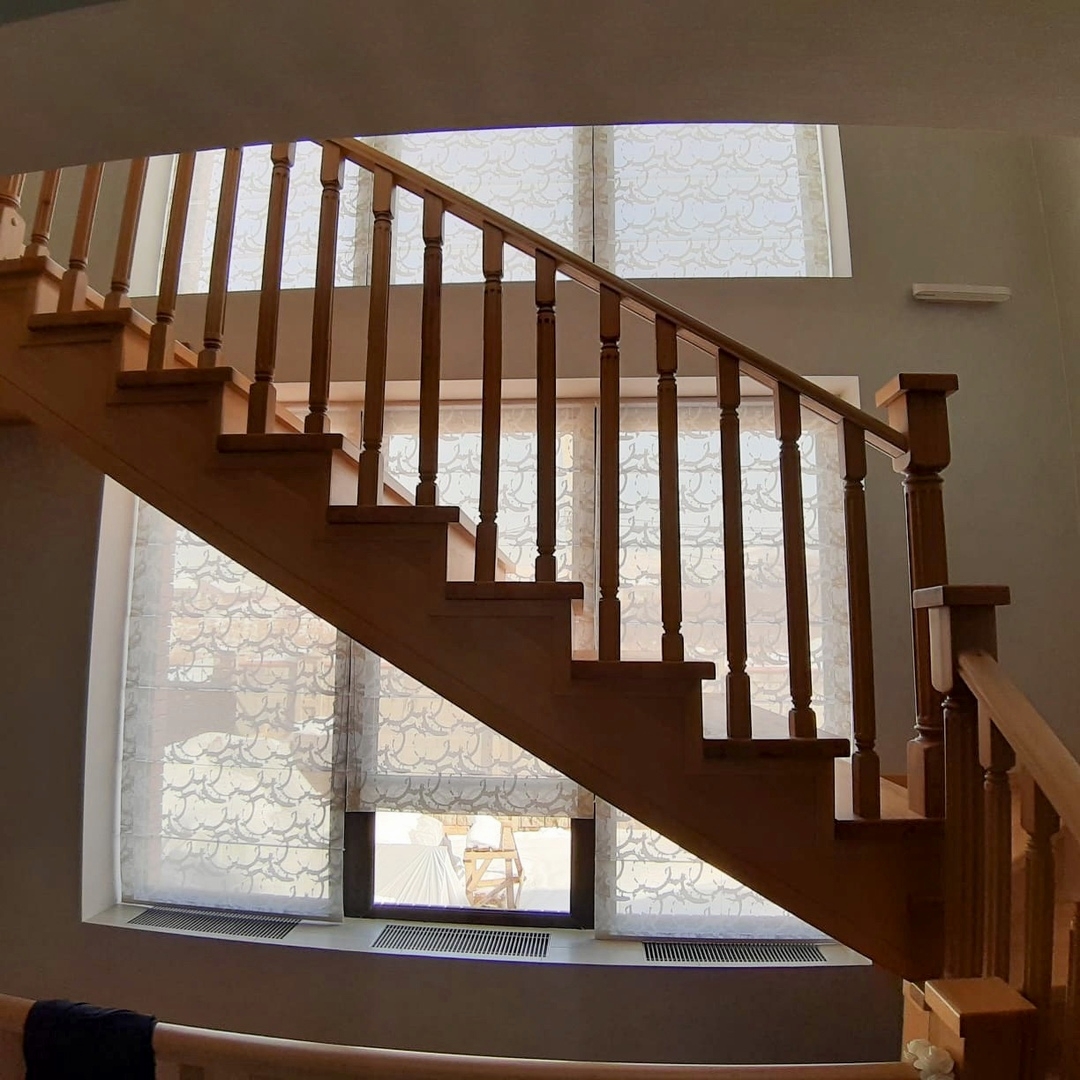 Шторы римские на окна возле лестницы 1