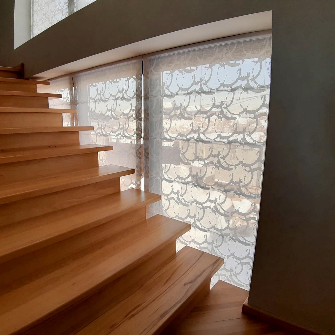 Шторы римские на окна возле лестницы 2