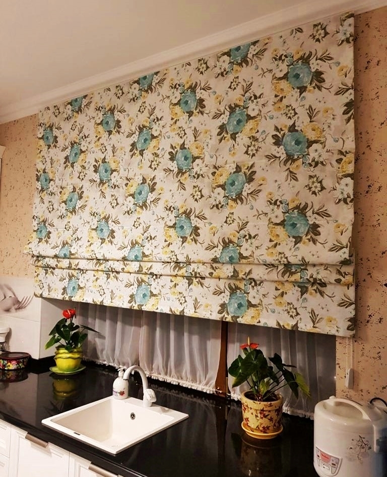 Шторы римские с цветами в кухню-столовую