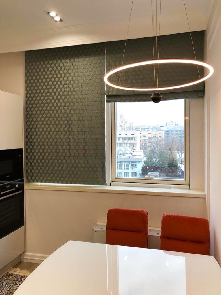 Шторы римские серые в кухню