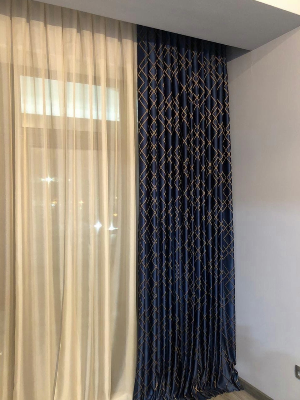 Шторы синие с рисунком и бежевым тюлем, подушки 2
