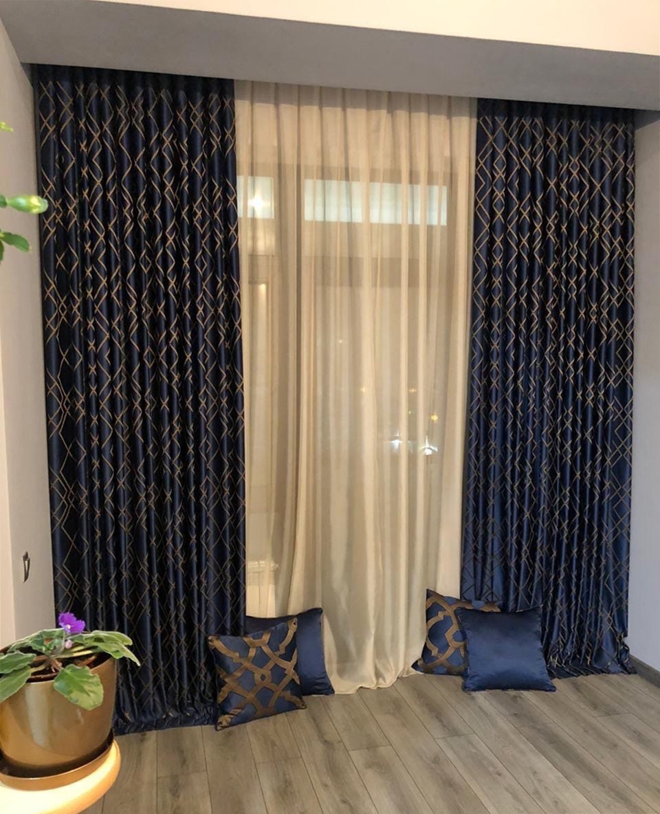 Шторы синие с рисунком и бежевым тюлем, подушки 1