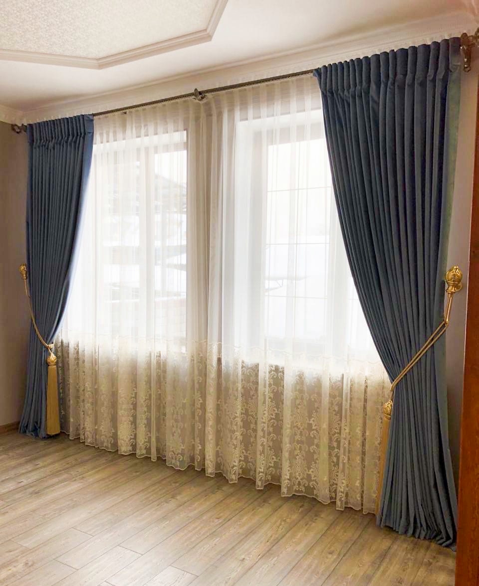 Шторы серо-синие с тюлем и подхватами 1
