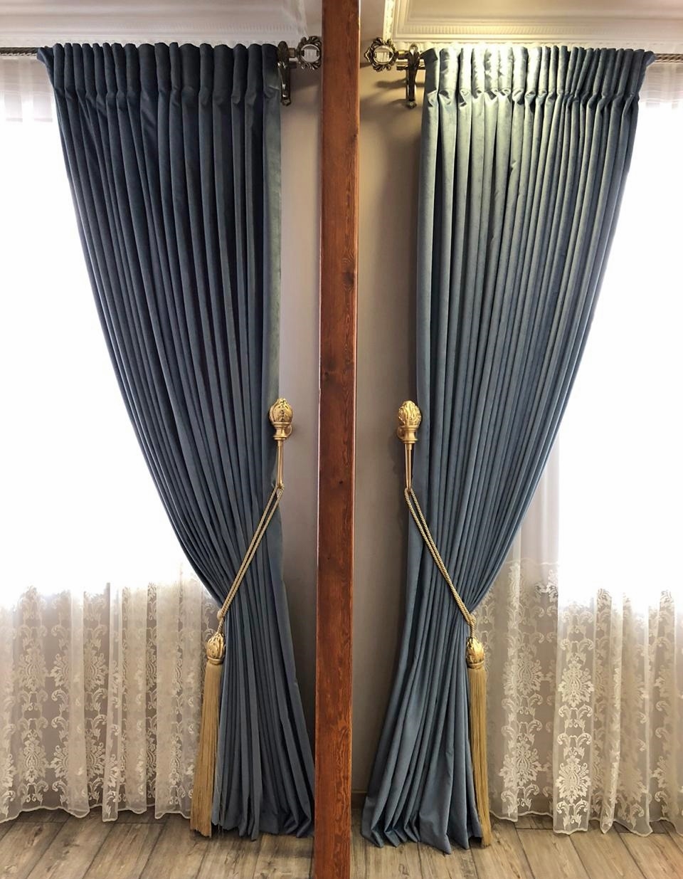 Шторы серо-синие с тюлем и подхватами 2